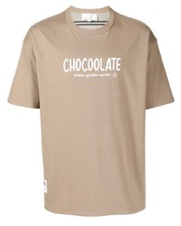 beige bedrucktes T-Shirt mit einem Rundhalsausschnitt von Chocoolate
