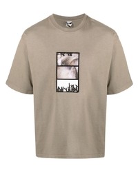 beige bedrucktes T-Shirt mit einem Rundhalsausschnitt von GR10K