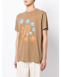 beige bedrucktes T-Shirt mit einem Rundhalsausschnitt von BLUEMARBLE