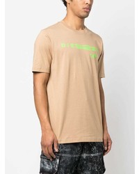 beige bedrucktes T-Shirt mit einem Rundhalsausschnitt von Diesel