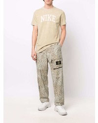 beige bedrucktes T-Shirt mit einem Rundhalsausschnitt von Nike