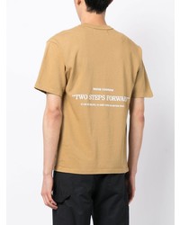 beige bedrucktes T-Shirt mit einem Rundhalsausschnitt von Reese Cooper® 