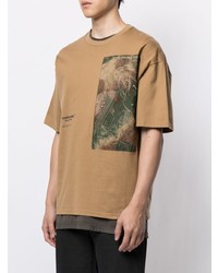 beige bedrucktes T-Shirt mit einem Rundhalsausschnitt von Yoshiokubo