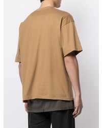 beige bedrucktes T-Shirt mit einem Rundhalsausschnitt von Yoshiokubo