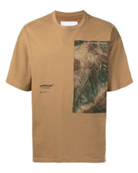 beige bedrucktes T-Shirt mit einem Rundhalsausschnitt von Yoshiokubo