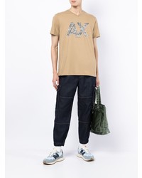 beige bedrucktes T-Shirt mit einem V-Ausschnitt von Armani Exchange