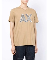 beige bedrucktes T-Shirt mit einem V-Ausschnitt von Armani Exchange