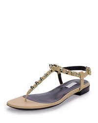 beige beschlagene flache Sandalen