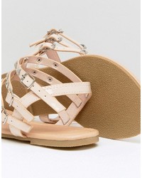 beige beschlagene flache Sandalen von Asos