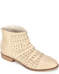 beige beschlagene Lederstiefel