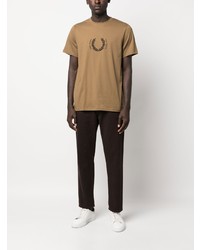 beige besticktes T-Shirt mit einem Rundhalsausschnitt von Fred Perry