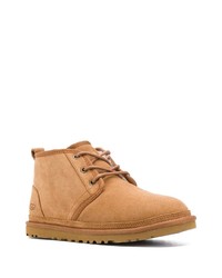 beige Chukka-Stiefel aus Wildleder von UGG