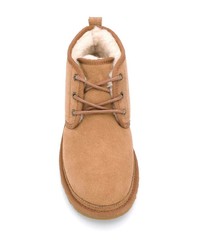 beige Chukka-Stiefel aus Wildleder von UGG