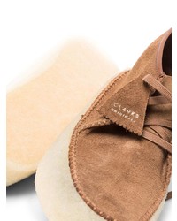 beige Chukka-Stiefel aus Wildleder von Clarks Originals