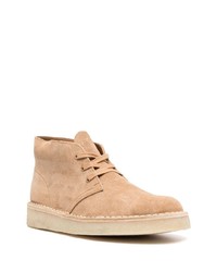 beige Chukka-Stiefel aus Wildleder von Clarks