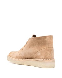 beige Chukka-Stiefel aus Wildleder von Clarks