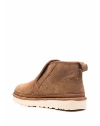 beige Chukka-Stiefel aus Wildleder von UGG