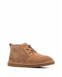 beige Chukka-Stiefel aus Wildleder von UGG