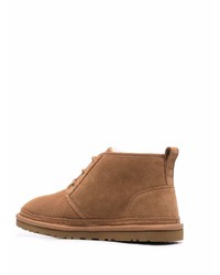 beige Chukka-Stiefel aus Wildleder von UGG