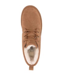 beige Chukka-Stiefel aus Wildleder von UGG