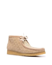 beige Chukka-Stiefel aus Wildleder von Clarks