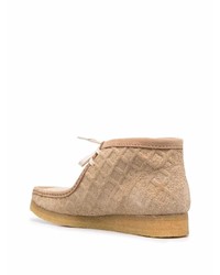 beige Chukka-Stiefel aus Wildleder von Clarks