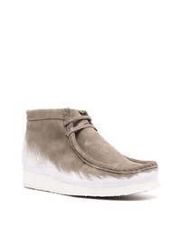 beige Chukka-Stiefel aus Wildleder von Clarks Originals