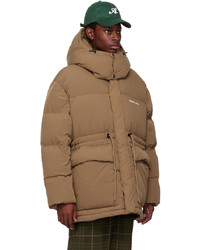 beige Daunenjacke von Axel Arigato