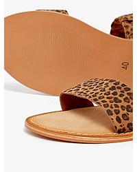 beige flache Sandalen aus Wildleder mit Leopardenmuster von Vero Moda