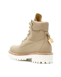 beige flache Stiefel mit einer Schnürung aus Leder von Buscemi