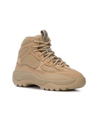 beige flache Stiefel mit einer Schnürung aus Leder von Yeezy