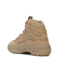 beige flache Stiefel mit einer Schnürung aus Leder von Yeezy