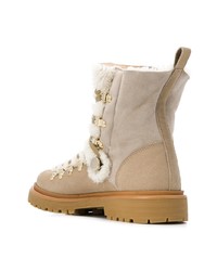 beige flache Stiefel mit einer Schnürung aus Wildleder von Moncler