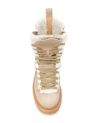 beige flache Stiefel mit einer Schnürung aus Wildleder von Moncler