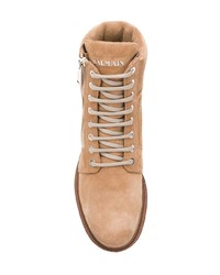 beige flache Stiefel mit einer Schnürung aus Wildleder von Balmain