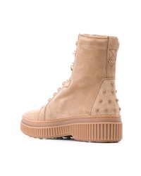 beige flache Stiefel mit einer Schnürung aus Wildleder von Tod's