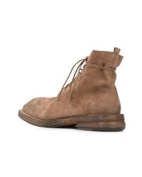 beige flache Stiefel mit einer Schnürung aus Wildleder von Marsèll