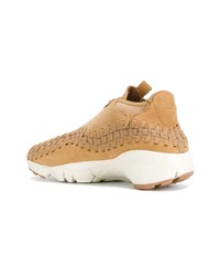 beige geflochtene Wildleder niedrige Sneakers von Nike