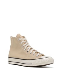 beige hohe Sneakers aus Segeltuch von Converse