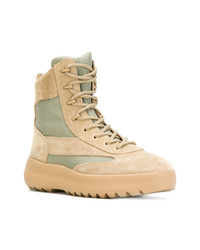 beige hohe Sneakers aus Wildleder von Yeezy