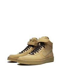 beige hohe Sneakers von Nike