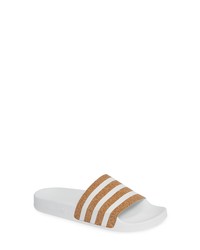 beige horizontal gestreifte flache Sandalen aus Leder