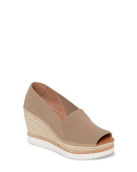 beige Keilpumps aus Segeltuch mit Ausschnitten