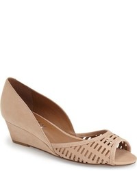 beige Keilpumps mit Ausschnitten