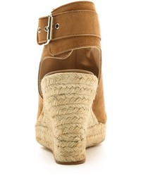 beige Keilsandaletten aus Wildleder