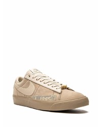 beige Leder niedrige Sneakers mit Schlangenmuster von Nike