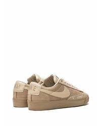 beige Leder niedrige Sneakers mit Schlangenmuster von Nike