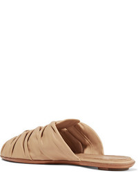 beige Leder Slipper von The Row