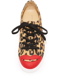 beige niedrige Sneakers mit Leopardenmuster von Charlotte Olympia