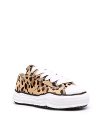 beige niedrige Sneakers mit Leopardenmuster von Maison Mihara Yasuhiro